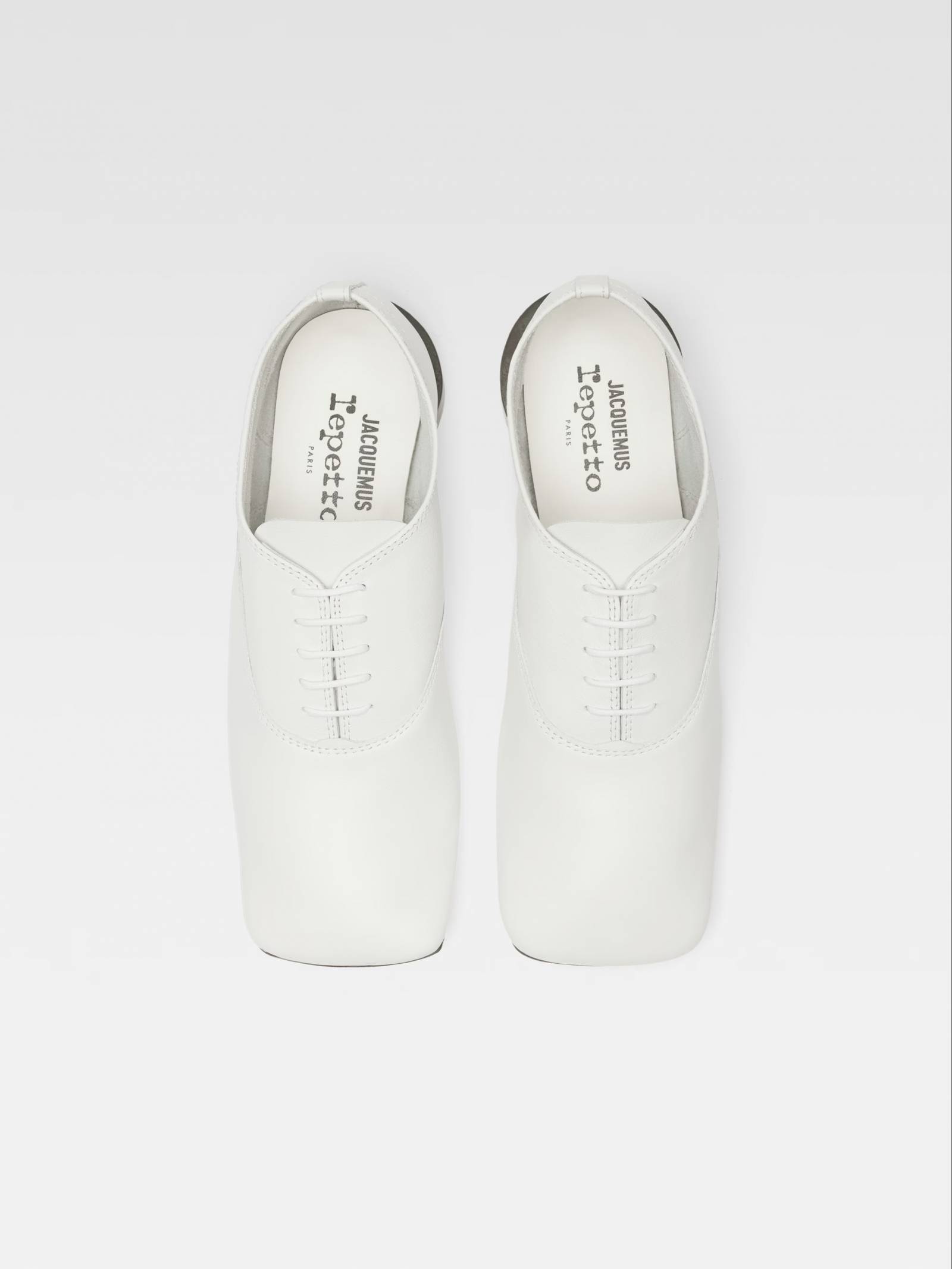 Białe buty derby Jacquemusa (Fot. Materiały prasowe)