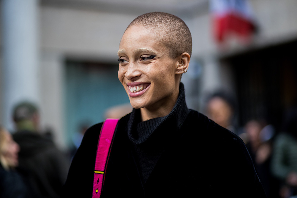 Modelka Adwoa Aboah przed pokazem mody.