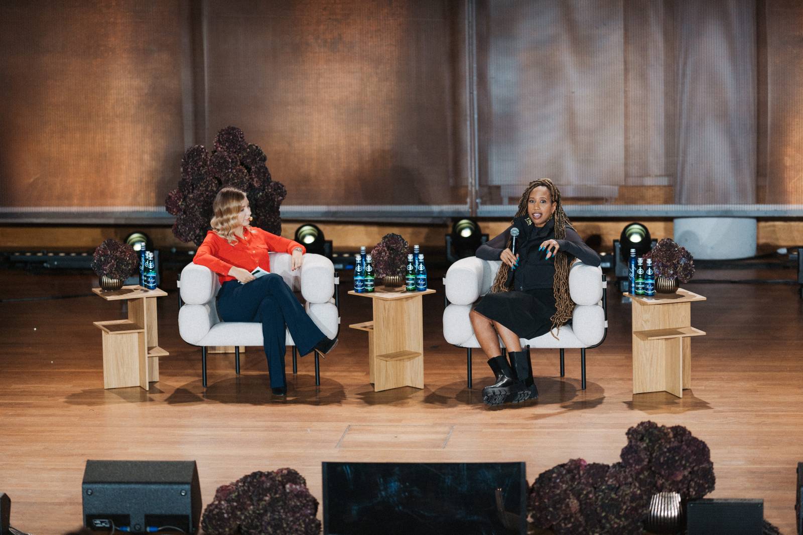 Giada Maldotti, BCG Partner i Stacia Jones, Global VP, Head of IDEA lululemon na panelu Moving Forward Towards Equity