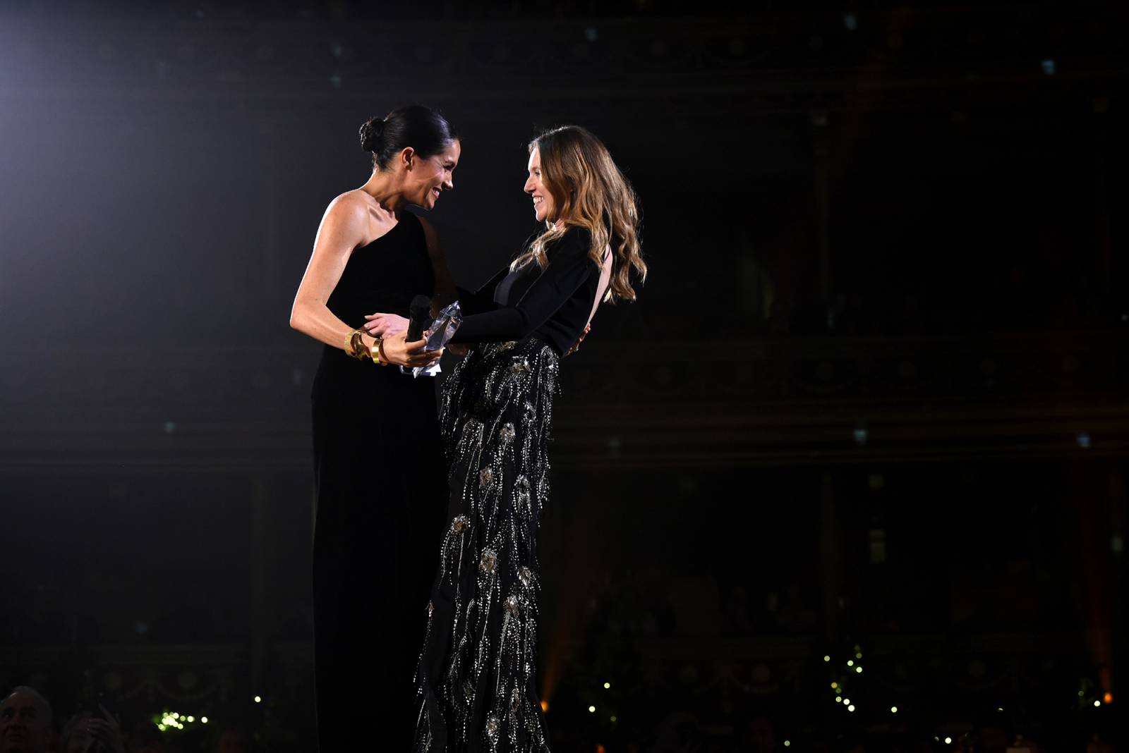 Meghan Markle i Clare Waight Keller (Fot. Joe Maher/BFC/Getty Images)