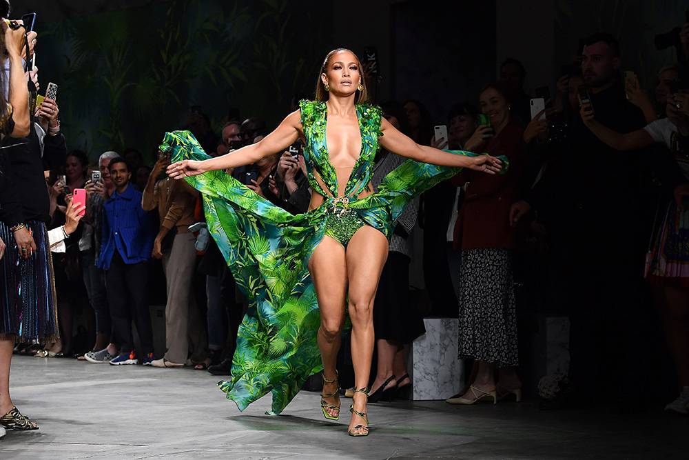 Jennifer Lopez na pokazie kolekcji Versace wiosna-lato 2020 (Fot. Jacopo Raule/Getty Images)