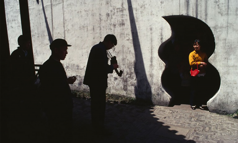 Chiny, Szanghaj. Ogród Yuyuan – zabytkowy kompleks na terenie Starego Miasta, 1980, współczesna odbitka na papierze barytowym, Bruno Barbey / Magnum Photos