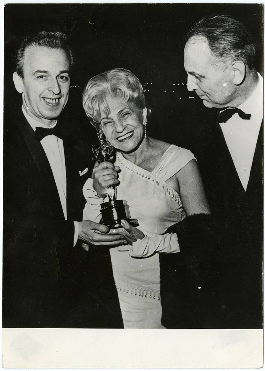 4.Ida Kamińska ze statuetką Oscara za najlepszy film nieanglojęzyczny dla filmu „Sklep przy głównej ulicy”, 1965, 
