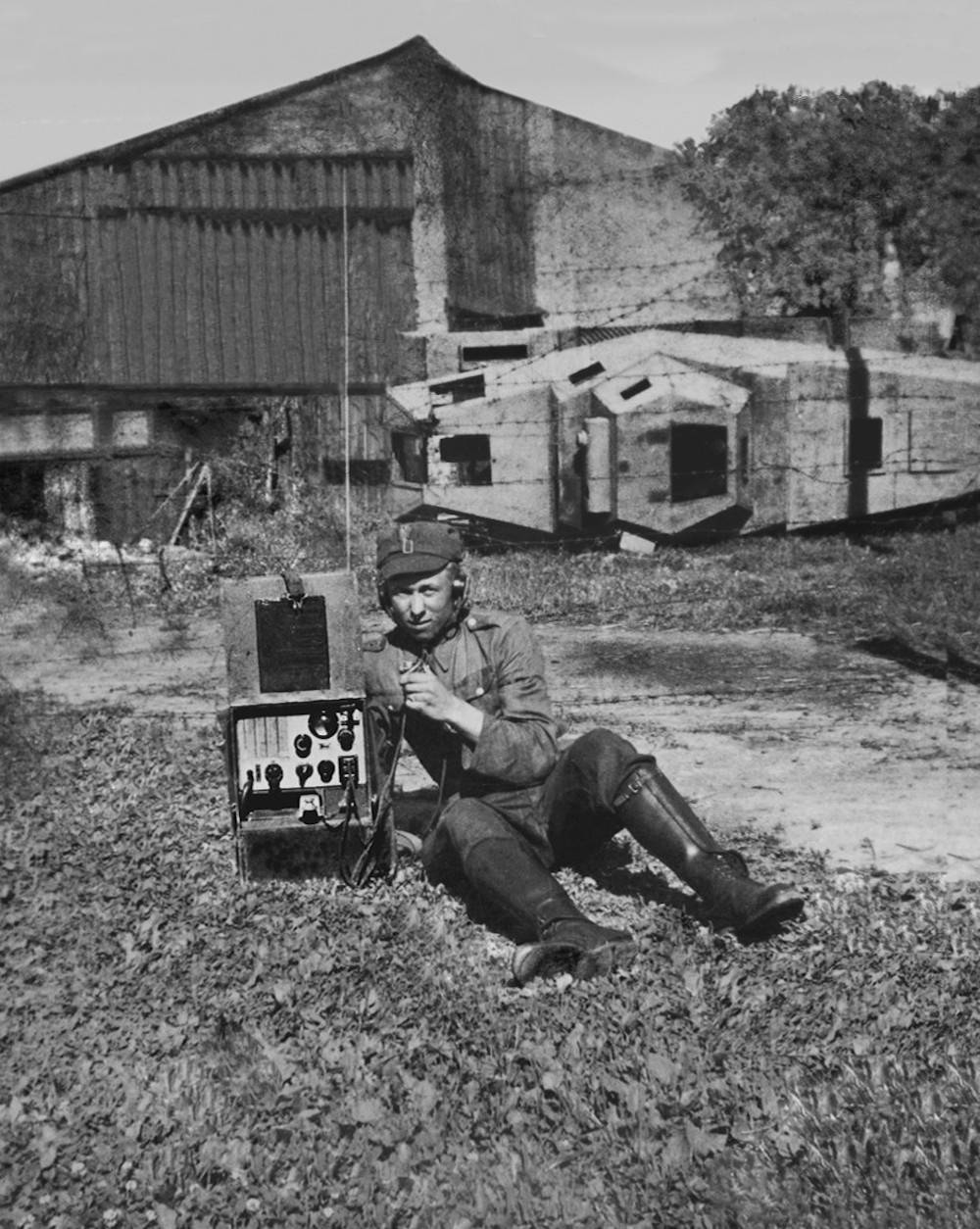 Radiotelegrafista Ludowego Wojska Polskiego, Ziemie Odzyszkane, 1945 rok (Fot. Karol Szczeciński/EastNews)