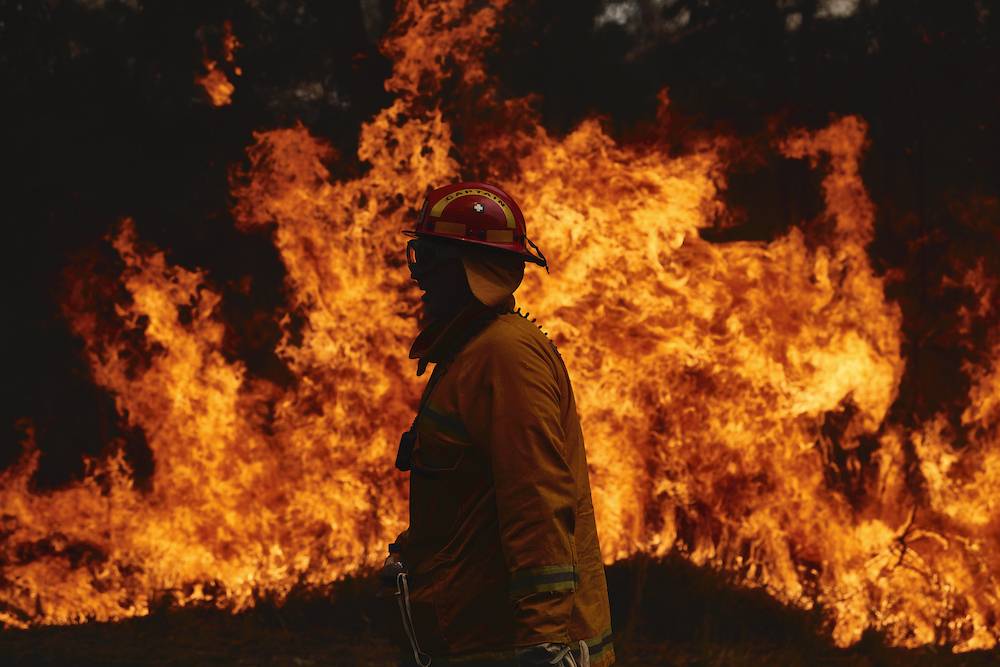Strażak walczy z pożarem (Fot. Getty Images)