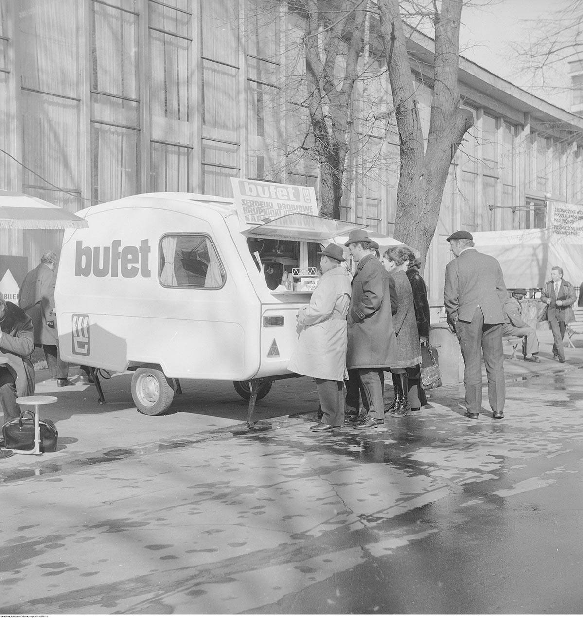 Przyczepy campingowe Niewiadów N126 sprawdzały się w różnych okolicznościach (fot. Grażyna Rutowska/Narodowe Archiwum Cyfrowe)