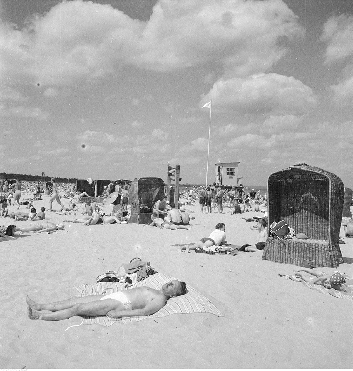 Plaża w latach 50. (fot. Zbyszko Siemaszko/ Narodowe Archiwum Cyfrowe)