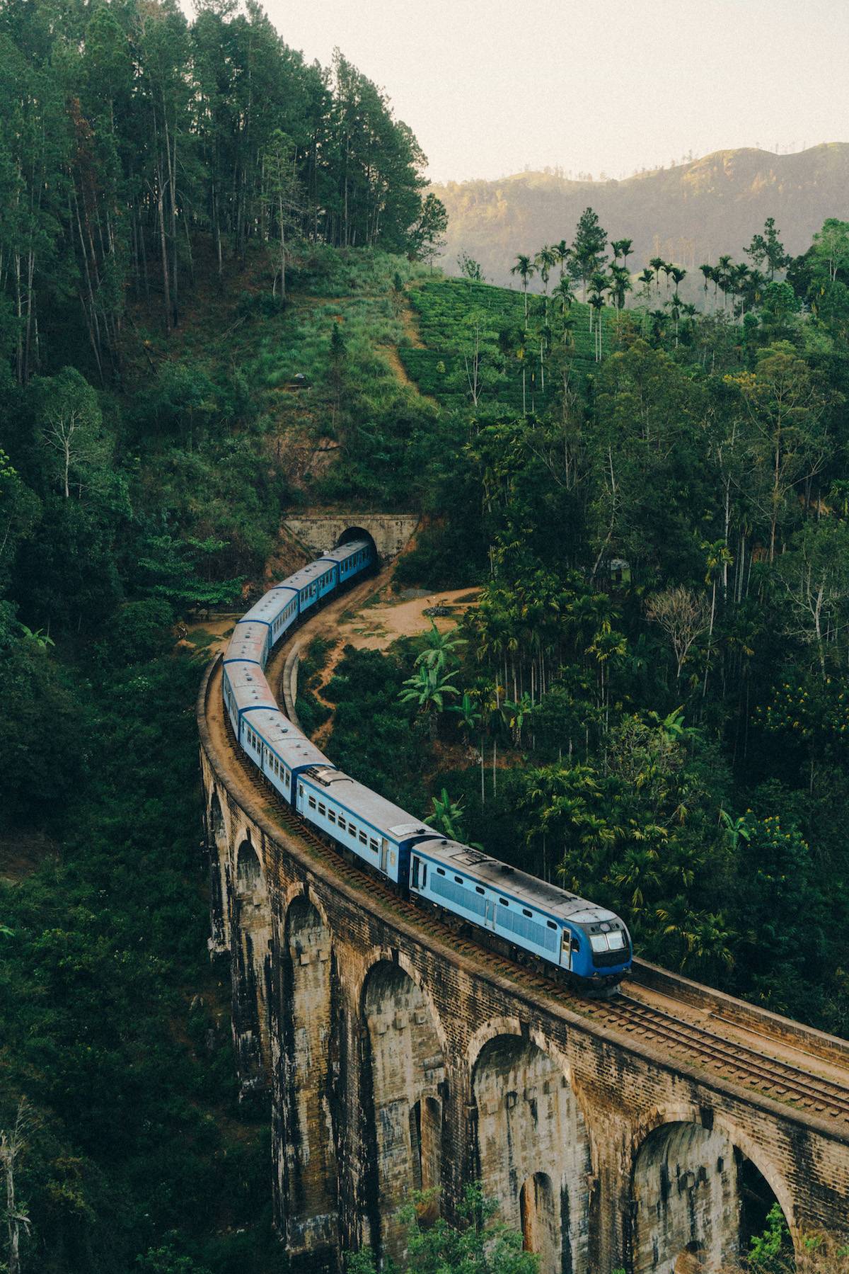 Podróże pociągiem staną się popularną alternatywą dla szkodliwych dla środowiska lotów (Fot. Getty Images)