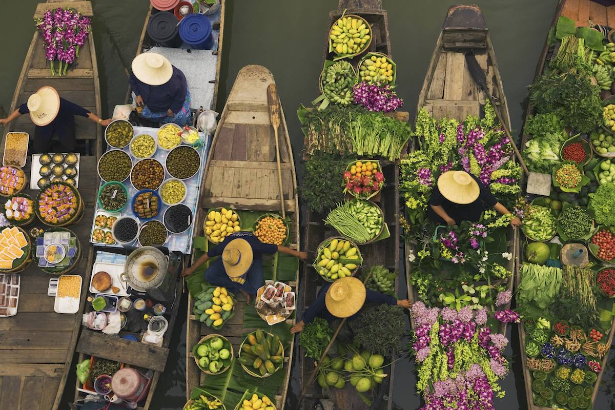 Pływające targi w Tajlandii to idealny sposób by poznać bliżej miejscową kulturę (Fot. Getty Images)