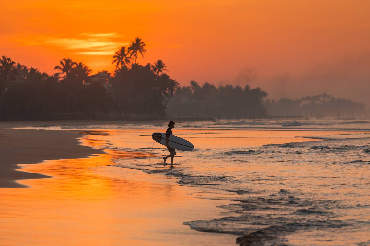 Wakacje to okazja na zdobywanie nowych doświadczeń, np. uprawianie sportów – od nurkowania, przez surfing, po sporty ekstremalne. (Fot. Getty Images)