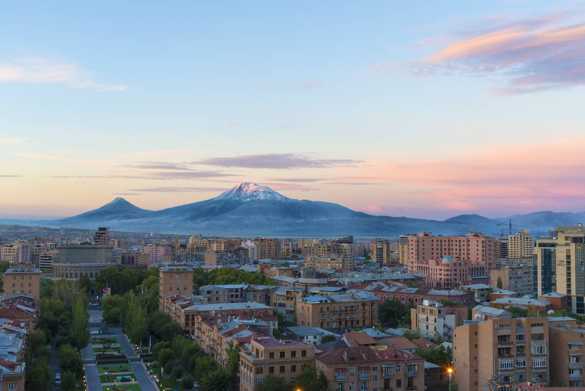 Panorama na Erywań z górą Ararat w tle (Fot. Getty Images)