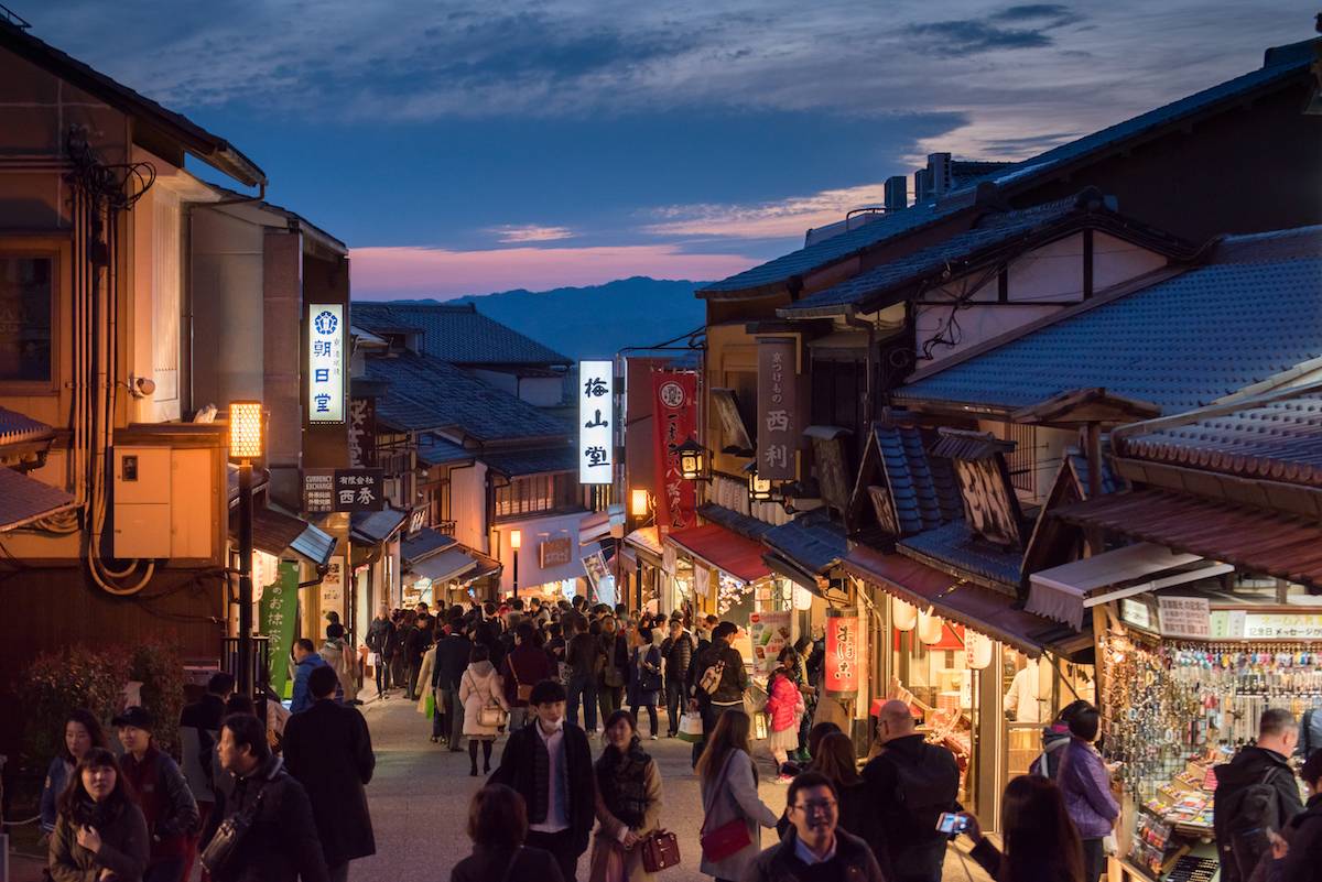Wieczorny tłum na ulicach Kioto (Fot. Getty Images)