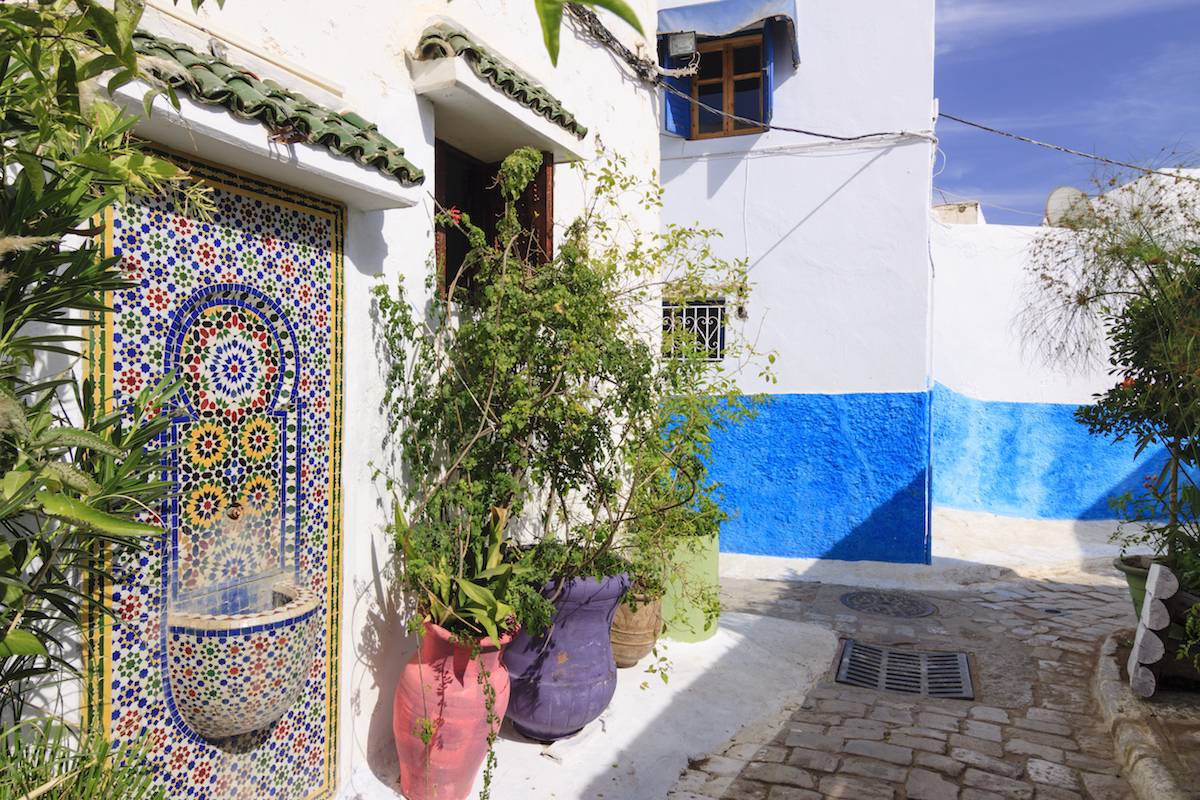 Na ulicach Rabatu znaleźć można kolorowe aleje i niezwykłe mozaiki (Fot. Getty Images)