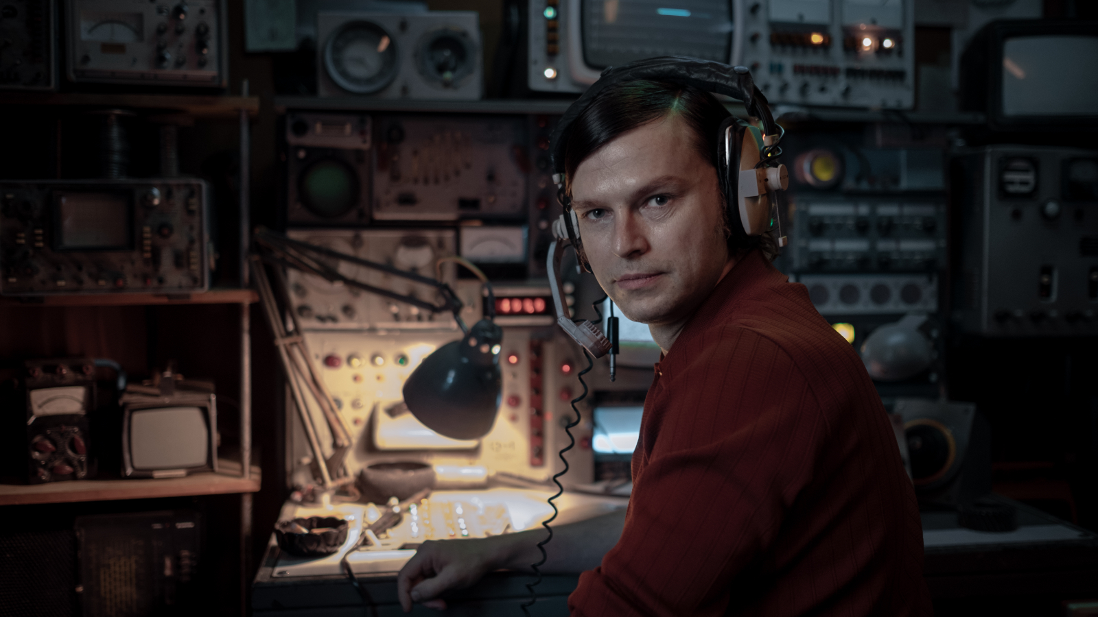 Mateusz Kościukiewicz w serialu Netfliksa „Projekt UFO” / (Fot. Piotr Litwic/Materiały prasowe Netflix)