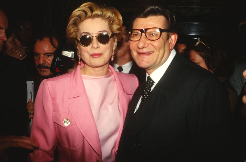 Catherine Deneuve i Yves Saint Laurent (Fot. Getty Images)