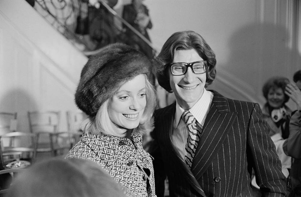 Catherine Deneuve i Yves Saint Laurent w 1970 roku (Fot. Reg Lancaster/Daily Express/Getty Images)