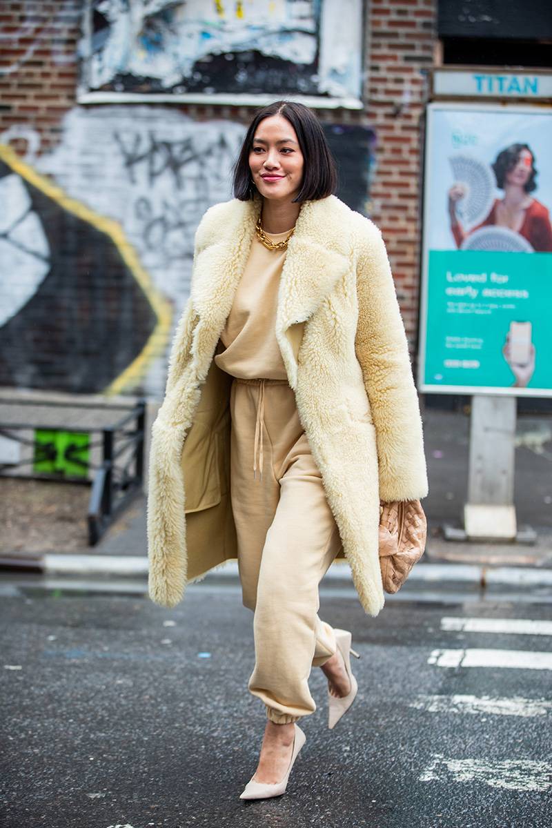 Street style podczas tygodnia mody w Paryżu wiosna-lato 2021 (Fot. Getty Images)