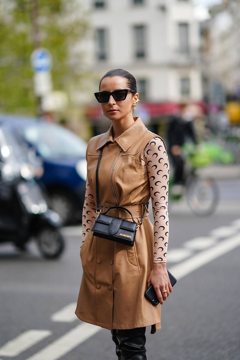 Street style podczas tygodnia mody w Paryżu wiosna-lato 2021 / (Fot. Edward Berthelot/Getty Images)