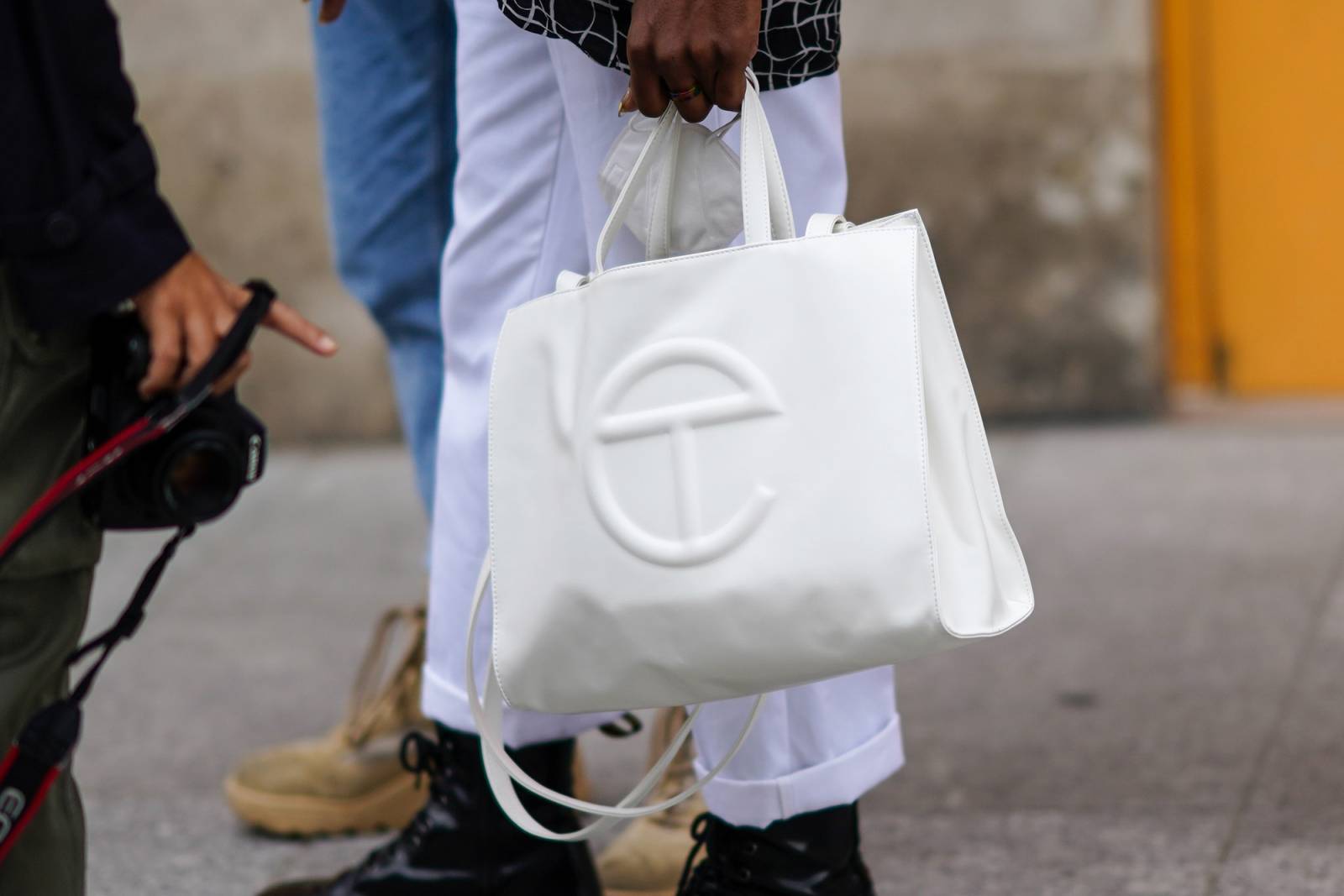 Street style podczas tygodnia mody w Paryżu wiosna-lato 2021 (Fot. Edward Berthelot/Getty Images)