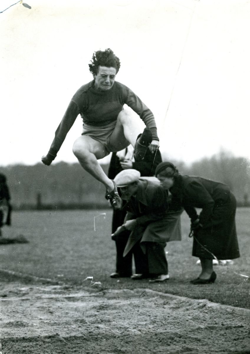 Danuta Sikorzanka wykonuje skok w dal podczas zawodów lekkoatletycznych w Centralnym Instytucie Wychowania Fizycznego w Warszawie, 26.03.1934 (Fot. Muzeum Sportu i Turystyki w Warszawie/ Galeria Zachęta)