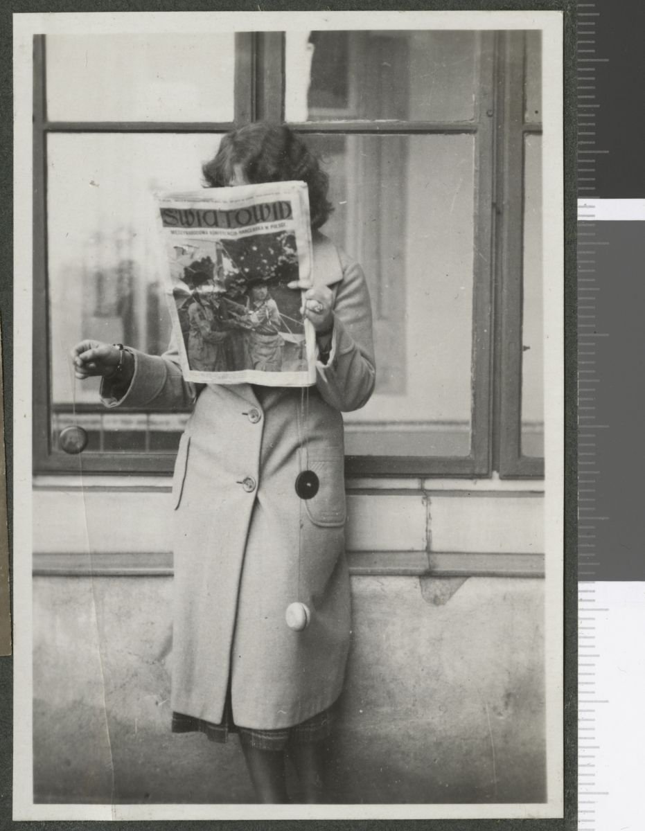 Zofia Mussilowa z d. Kosińska zasłonięta gazetą „Światowid” z zabawką jo-jo w rękach, 1932 (Fot. Muzeum Historii Fotografii w Krakowie/ Galeria Zachęta)