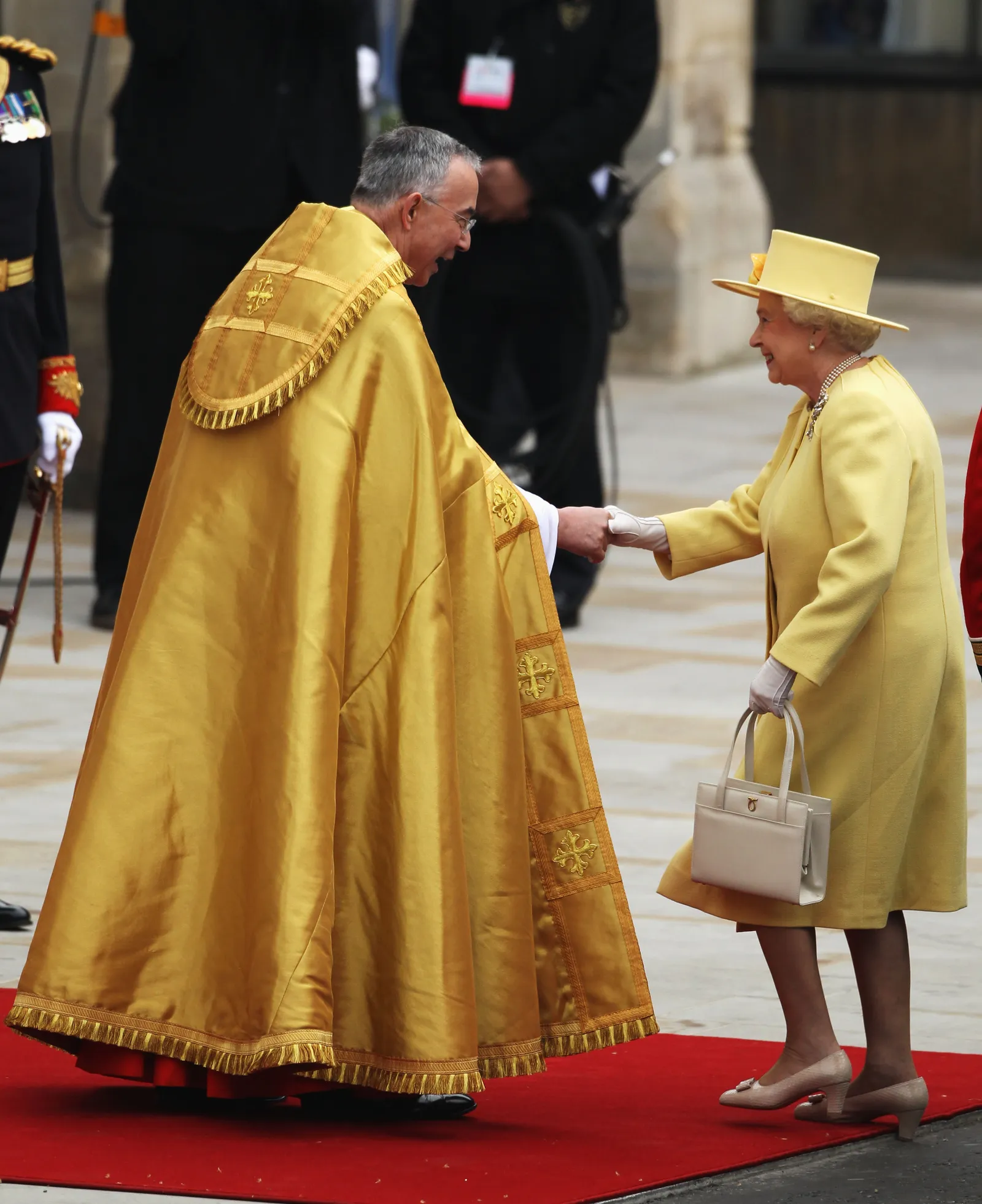 Królowa wraz ze swoją krawcową Angelą Kelly zamówiły specjalny model torebki na ślub księcia i księżnej Walii w 2011 r.  (Fot. Getty Images)