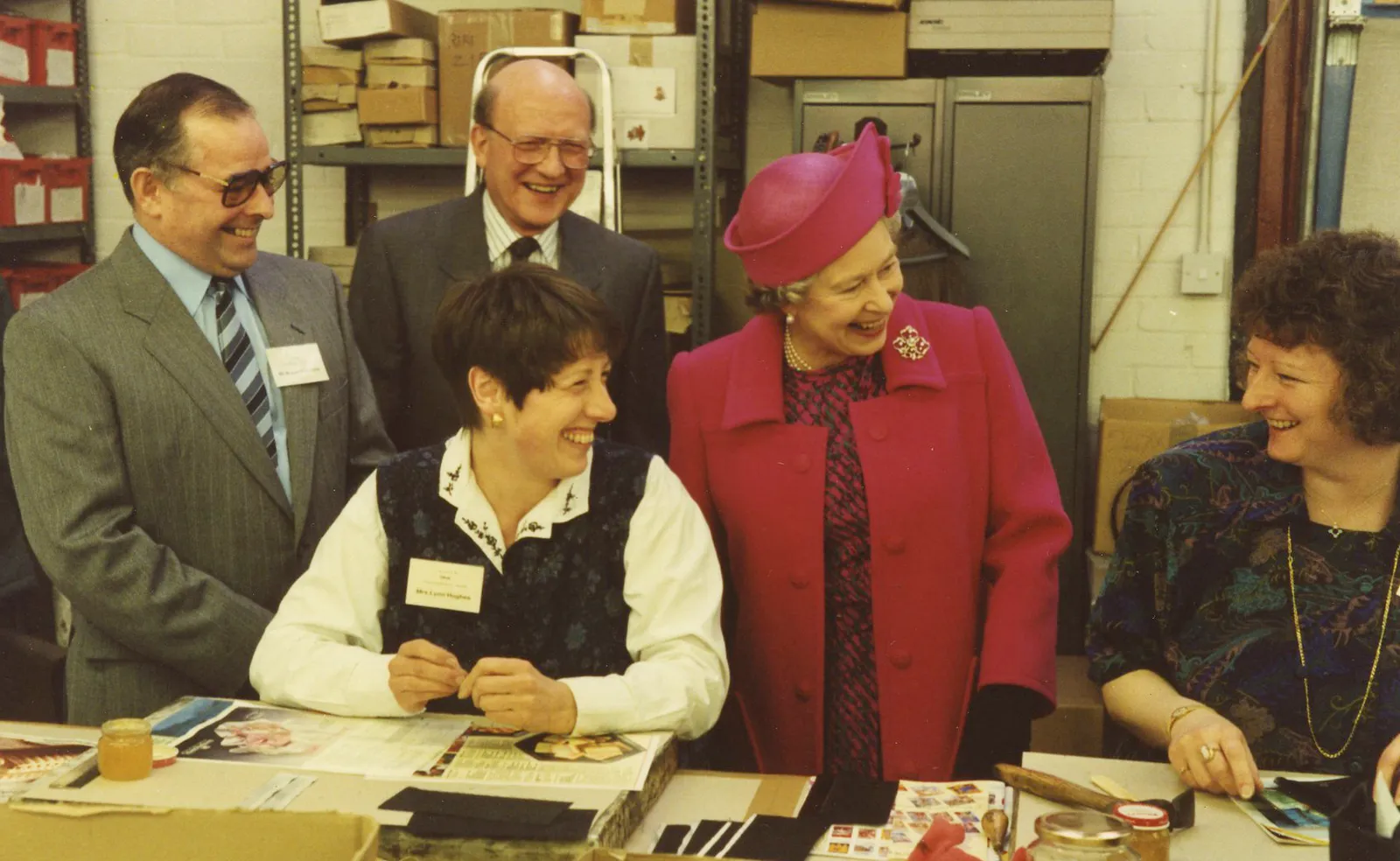 Jej Wysokość odwiedzająca fabrykę Launer London w 1991 r. (Fot. archiwum marki Launer)