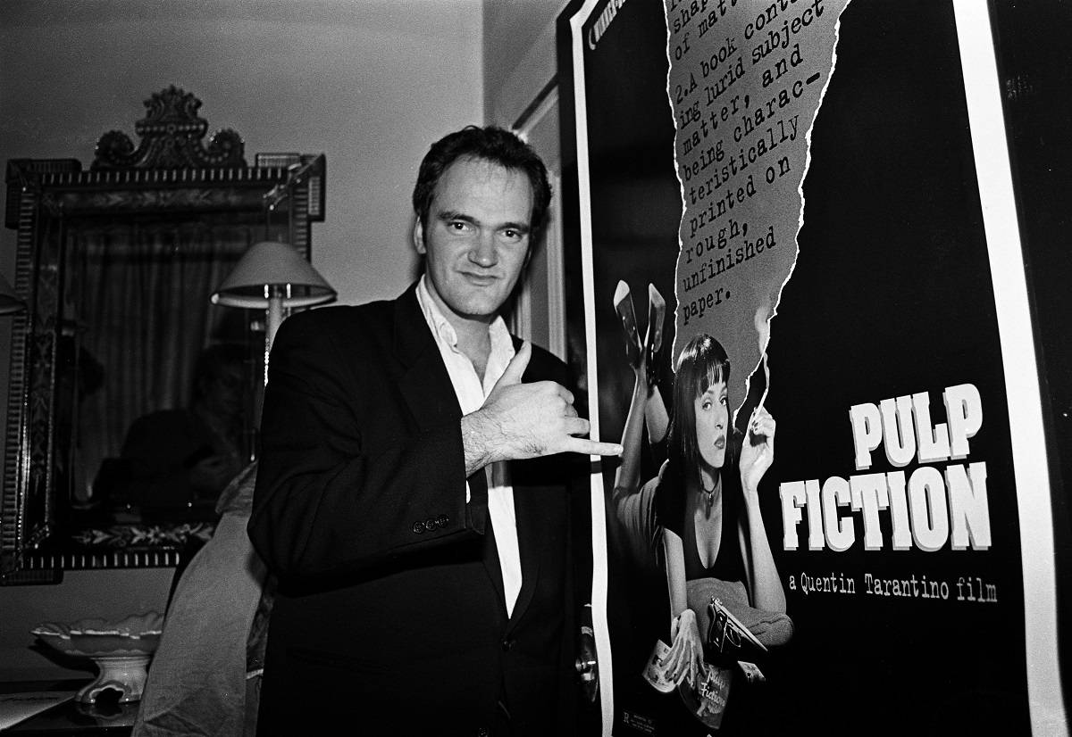 Tarantino pozuje z plakatem do Pulp Fiction, Londyn 1994