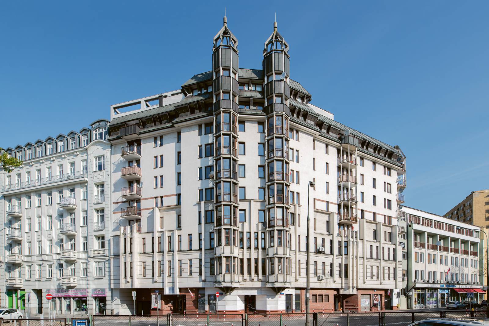 Budynek mieszkalno-usługowy, proj. Andrzej Kiciński, Paweł Tiepłow, 1993, fot. Tomasz Kubaczyk