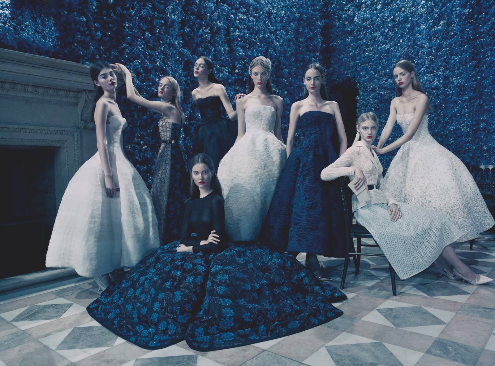 Models Antonina Vasylchenko, Daria Strokous, Kinga Rajzak, Alexandra Martynova, Zuzanna Bijoch, Nastya Kusakina, Esther Heesch i Jac Jagaciak w sukniach z kolekcji couture jesień-zima 2012 w magazynie Vanity Fair (Fot. Paolo Roversi Art + Commerce)