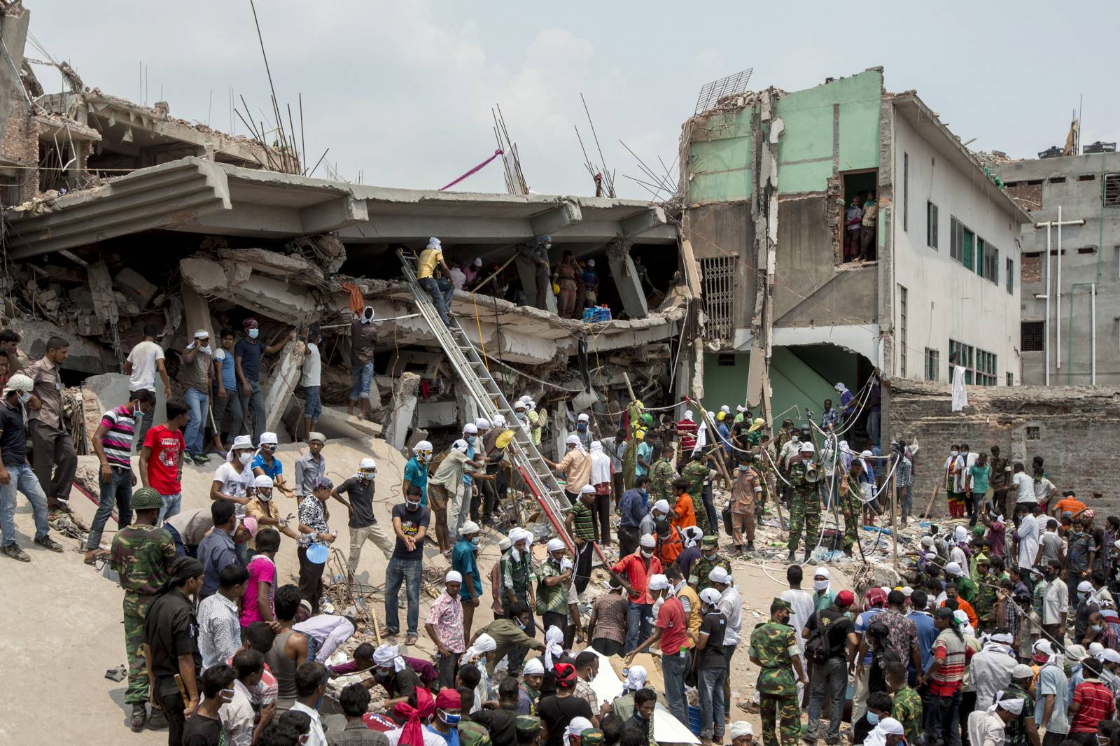 Kayastrofa w Rana Plaza 24 kwietnia 2013 roku (Fot. Jeff Holt/Bloomberg/Getty Images)