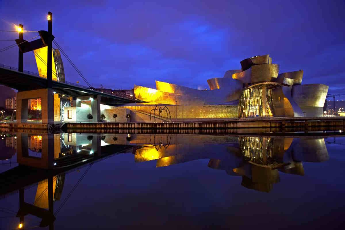 Muzeum Guggenheima w Bilbao.