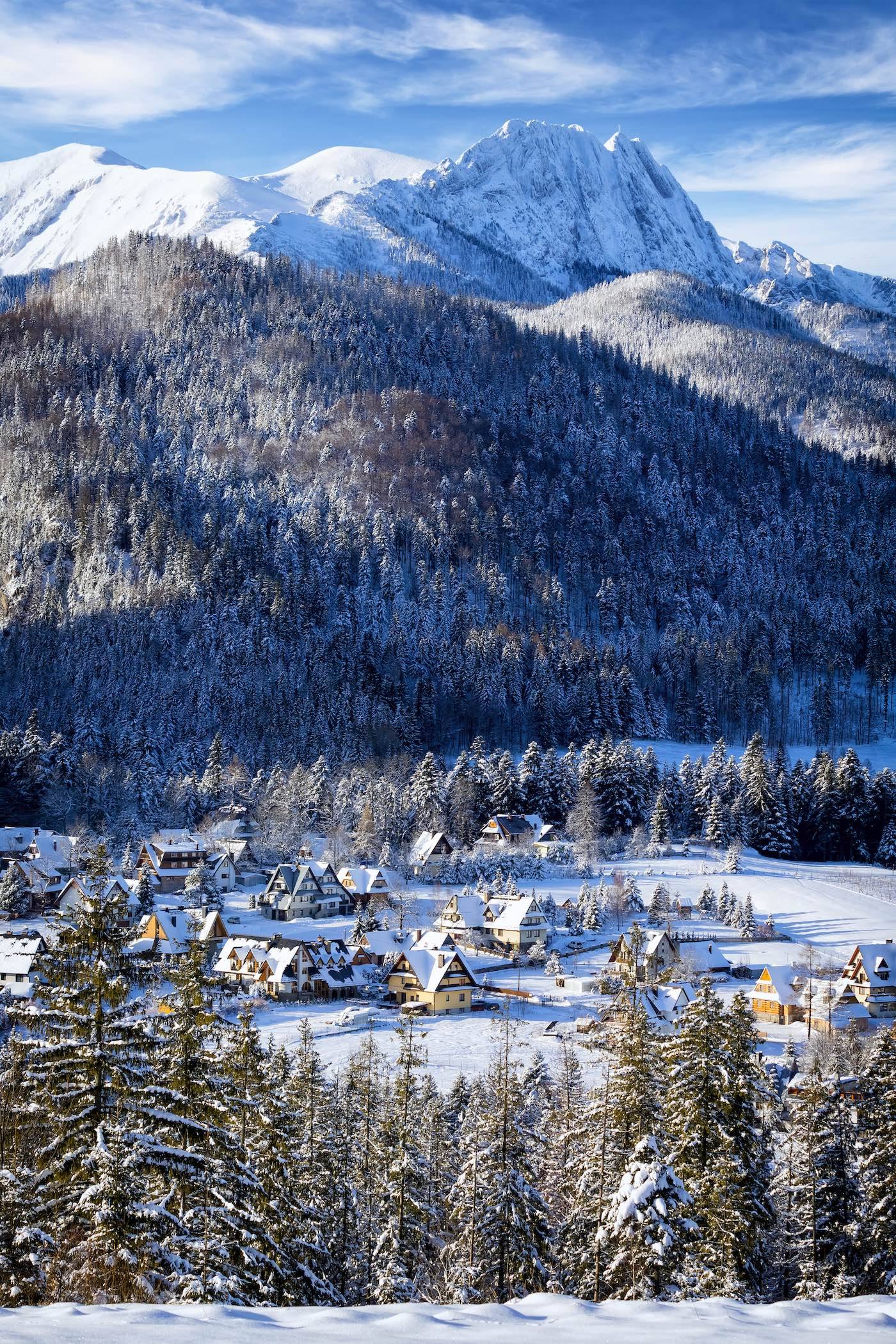 Widok na Zakopane z Tatrami w tle (Fot. Getty Images)