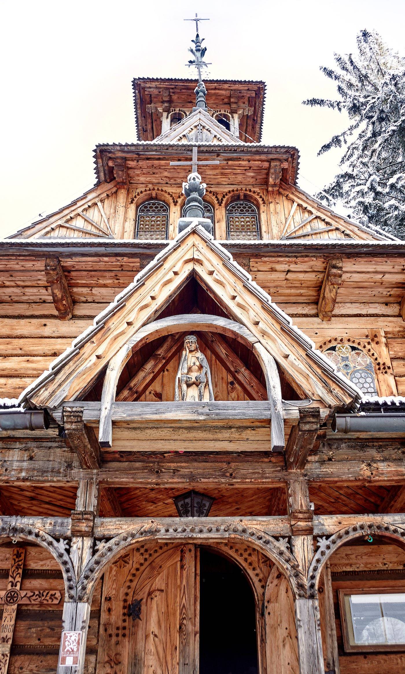 Drewniane detale przedstawiająe elementy charakterystyczne stylu zakopiańskiego (Fot. Getty Images)