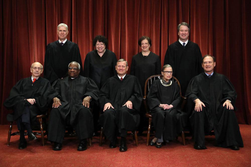 Ze składem sędziowskim (Fot. Getty Images)