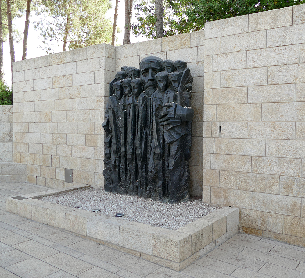 Pomnik Janusza Korczaka i dzieci z Ghetta w Yad Vashem autorstwa Borisa Saktsiera (Fot. Universal History Archive, Getty Images)