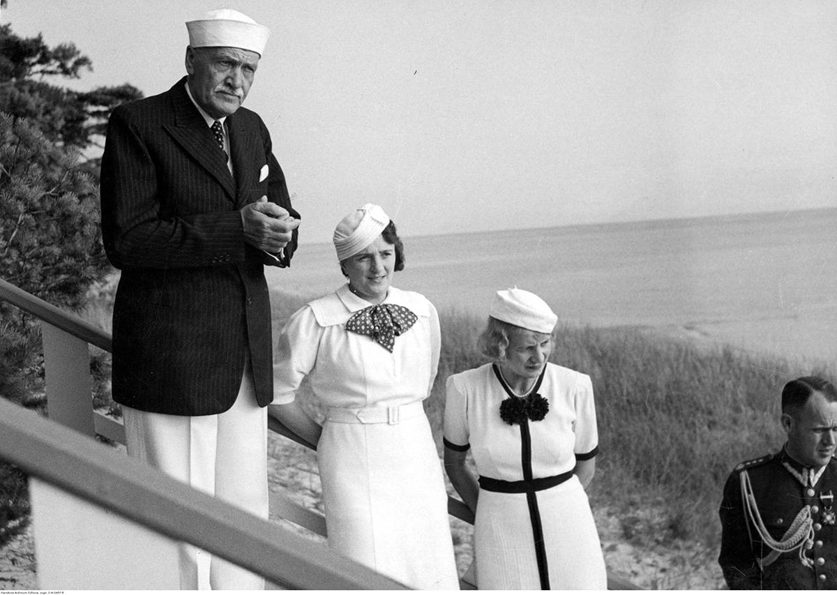 Prezydent RP Ignacy Mościcki z żoną Marią (druga z lewej), córką Heleną Bobkowską (druga z prawej) i kpt. żand. Janem Huberem na plaży