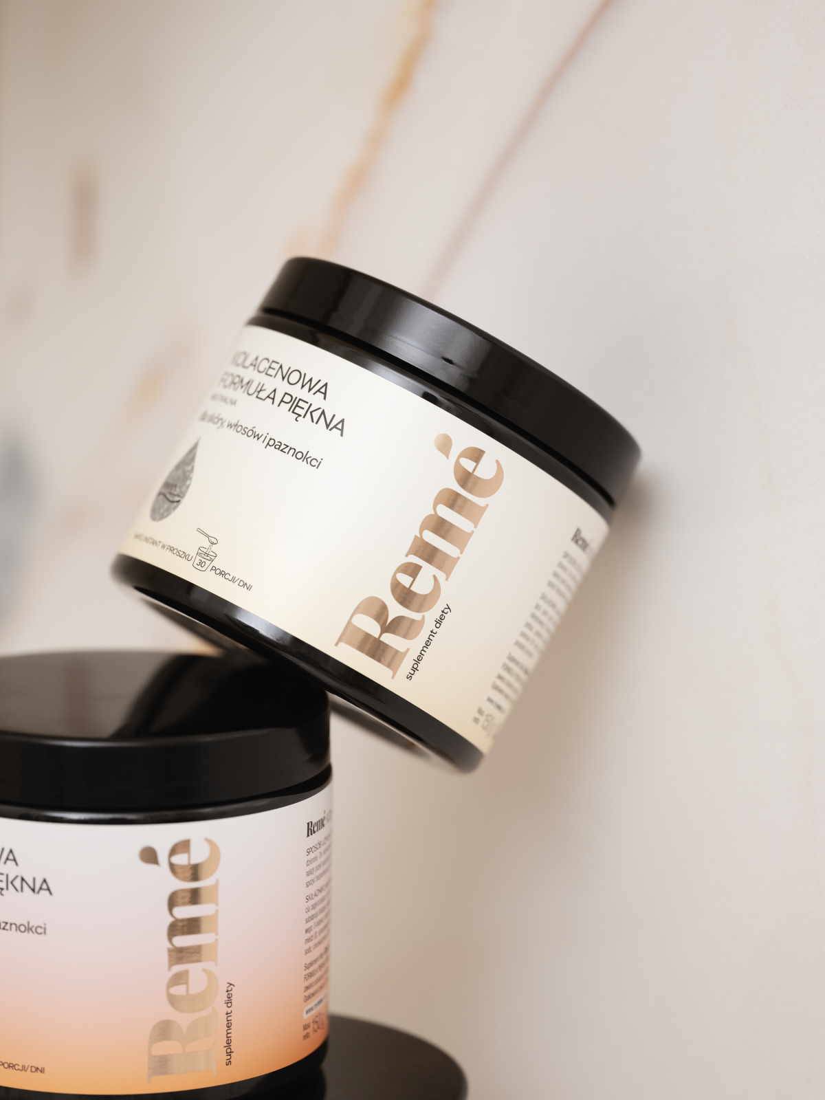 Suplement Kolagenowej Formuły Piękna marki Remé ma postać caffè latte o smaku wanilii.