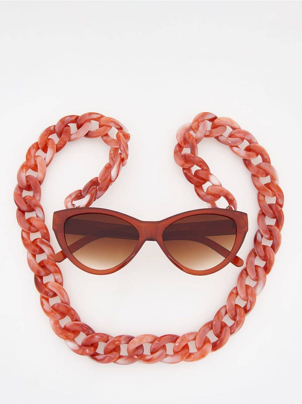  Okulary przeciwsłoneczne z szylkretowym sznurkiem, 69,99 zł (Fot. materiały prasowe)