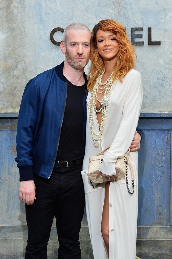 Stylista Mel Ottenberg i piosenkarka Rihanna podczas pokazu domu mody Chanel w 2013 roku.