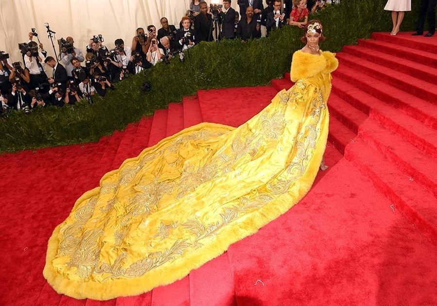 Rihanna w kreacji Guo Pei na czerwonym dywanie podczas MET Gali w 2015 roku.