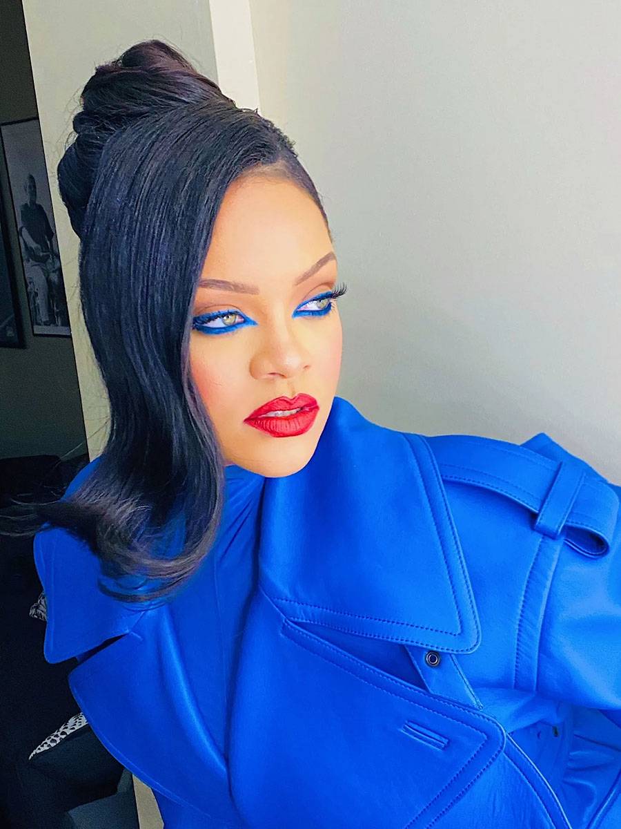Rihanna z kreskami wykonanymi eyelinerem Fenty Beauty Flylinr w odcieniu „Sea About It / Courtesy of Priscilla Ono / @priscillaono