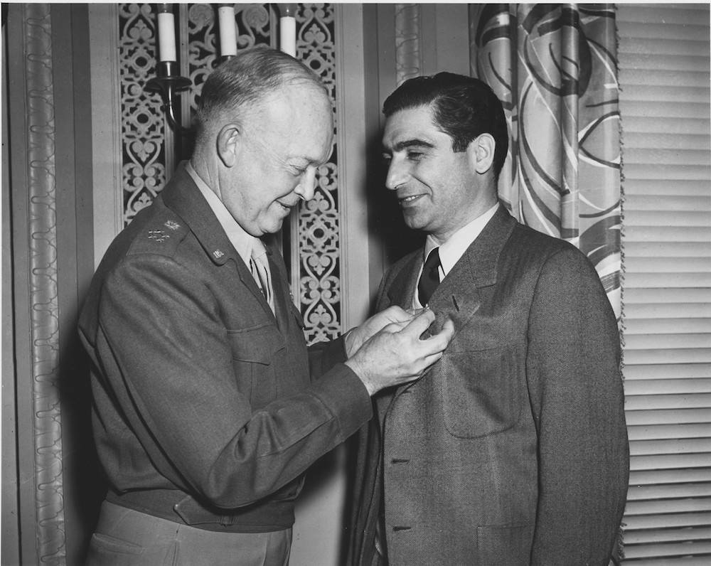 Capa otrzymuje medal z rąk Dwighta Eisenhowera (Fot. Getty Images)