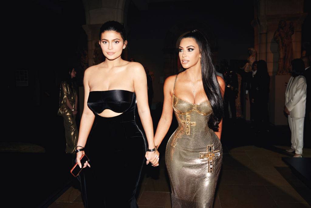 Kylie Jenner i Kim Kardashian (Fot. Getty Images)