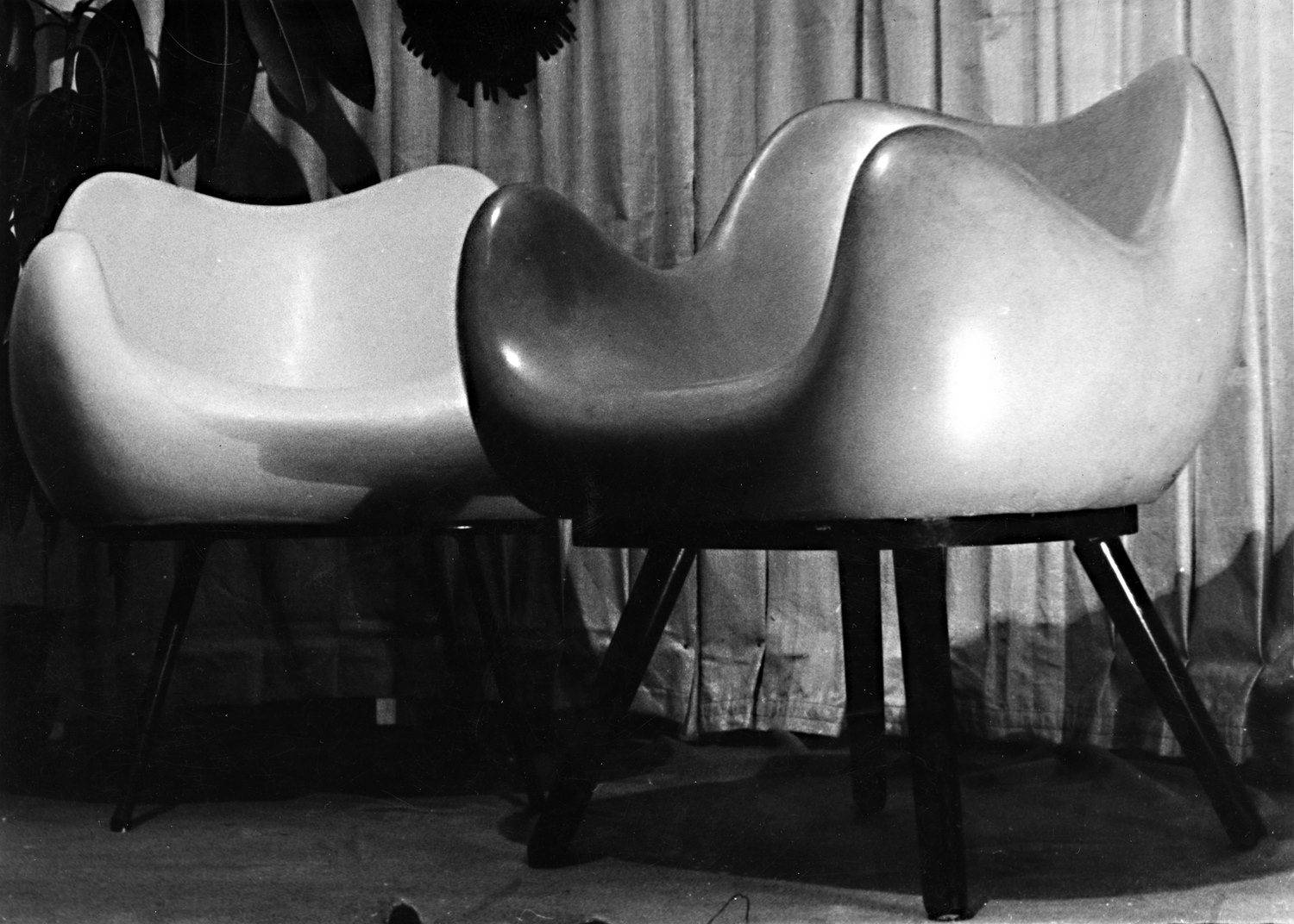 Fotele RM58, koniec lat 50. XX w. /(Fot. Zdjęcie z kolekcji Wery Modzelewskiej i Fundacji im. Romana Modzelewskiego)