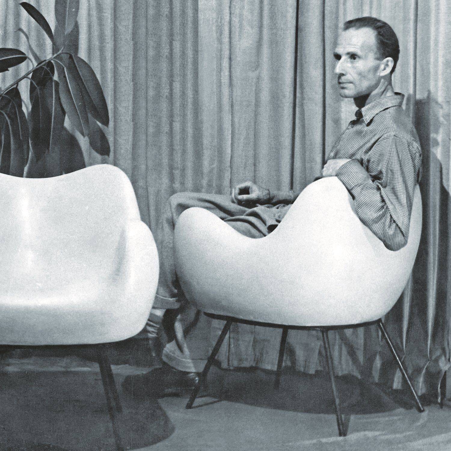 Roman Modzelewski na fotelu RM58 /(Fot. Zdjęcie z kolekcji Wery Modzelewskiej i Fundacji im. Romana Modzelewskiego)