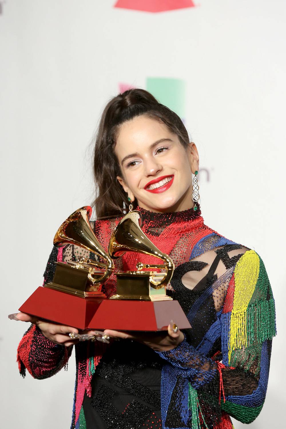 Rosalía z nagrodami Grammy (Fot. Getty Images)