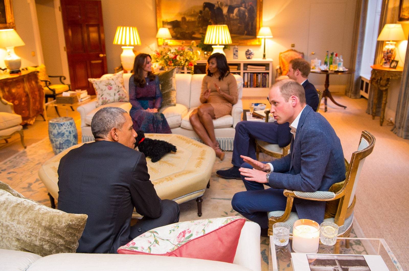 Książę William, księżna Kate oraz Barack i Michelle Obamowie w Kensington Palace