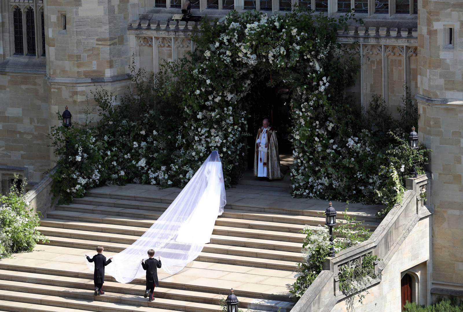 Meghan Markle przed katedrą Św. Jerzego (Fot. Getty Images)