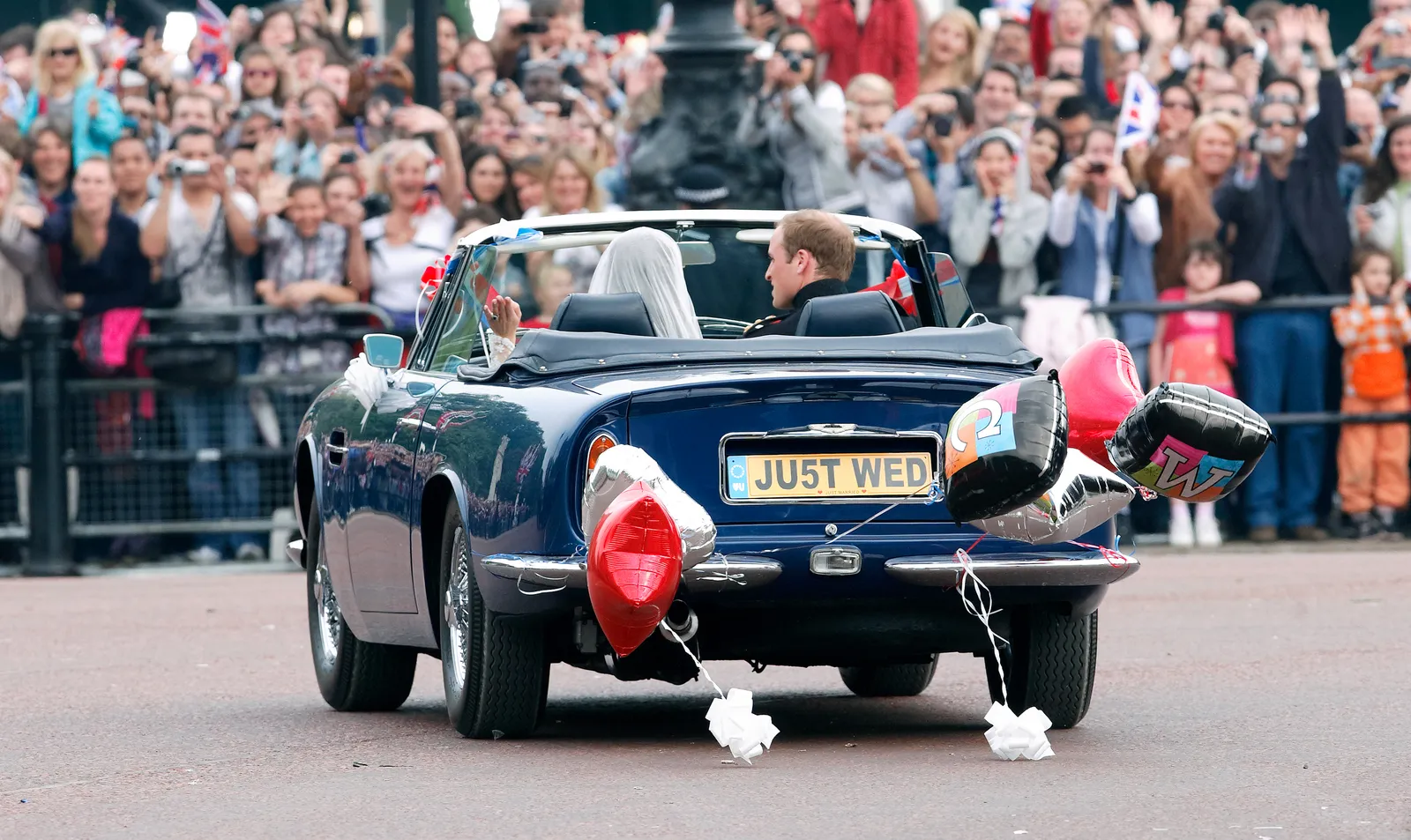 Książę i księżna Cambridge przejechali ulicami w astonie martinie DB6 volante udekorowanym przez ich przyjaciół (fot. Getty Images)